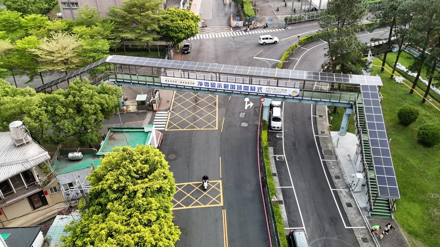 学内歩道橋に設置した太陽光発電設備