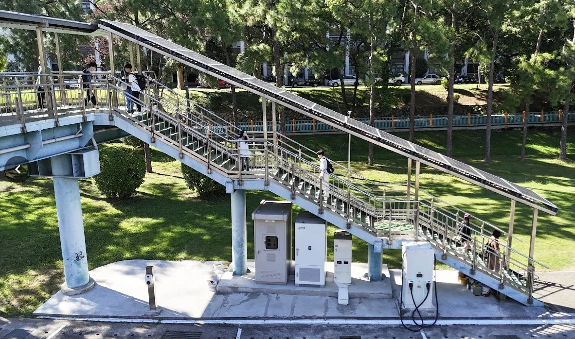 学内歩道橋に設置した太陽光発電設備