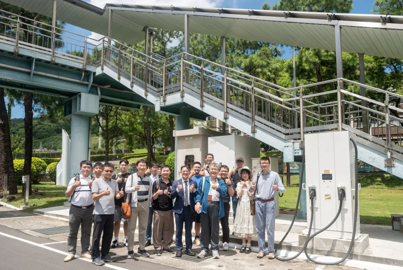 2025年8月14日、明志科技大学の歩道橋マイクログリッド実証施設にて、国科会ネットゼロ研究プロジェクトの参加者と記念撮影。