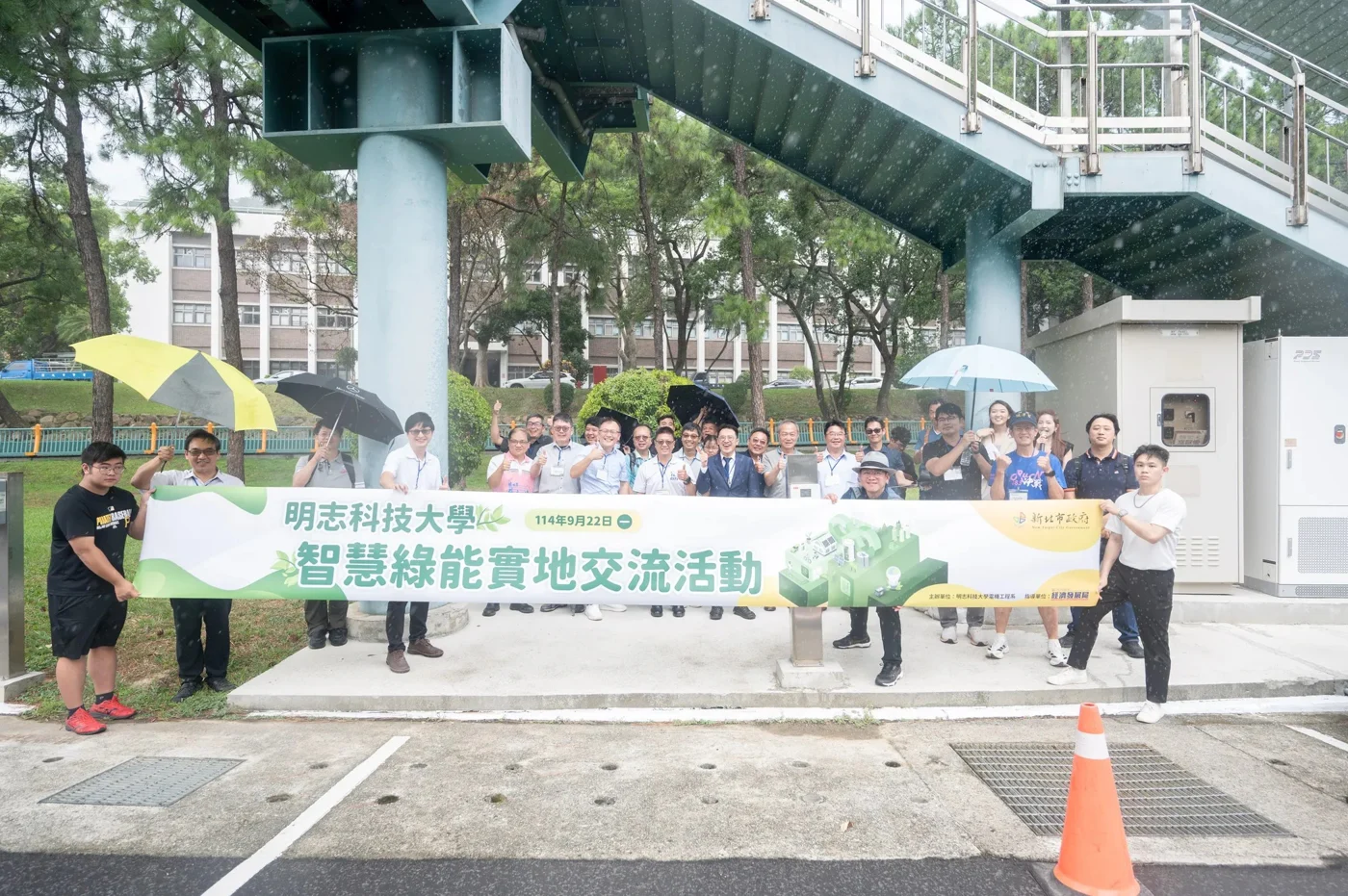2025年9月22日、学校長による歩道橋マイクログリッド見学。