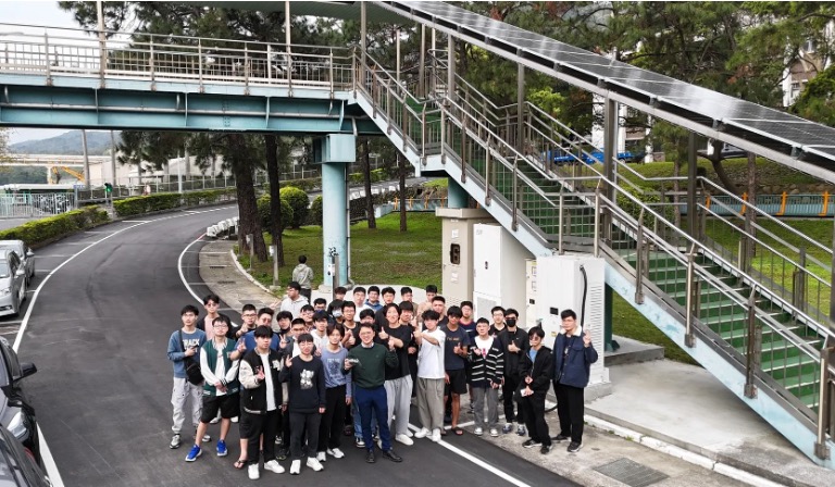 MCUT 보행교 태양광·저장·충전 마이크로그리드를 방문한 학생들
